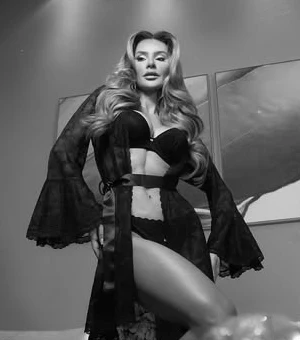 Natani em campanha de lingerie, de robe de renda preto
